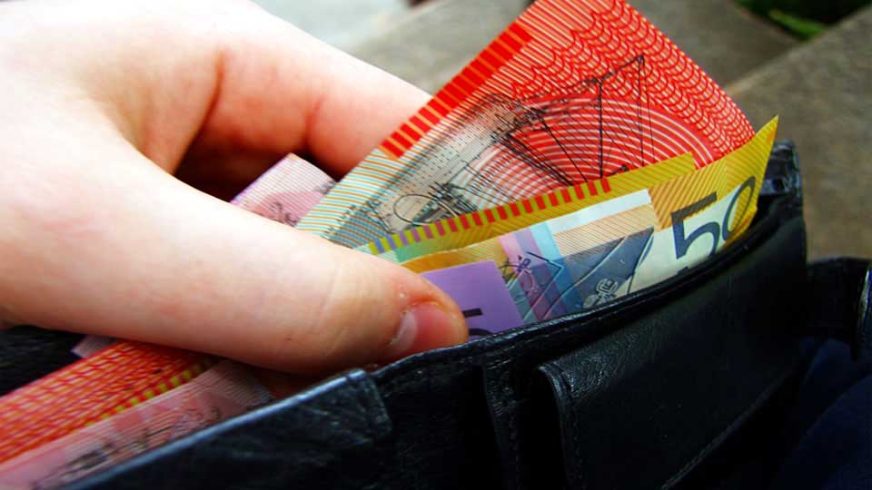 Australian_banknotes_in_wallet