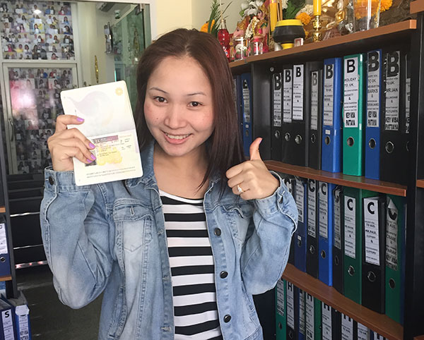 thai girl with uk settlement visa in her pasport